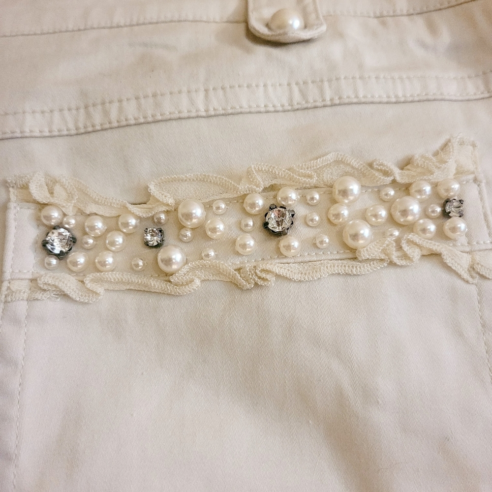 Elevate Your Resort Style with Size 14 Off White Capris - Embellished & Unworn - Picture 2 of 6